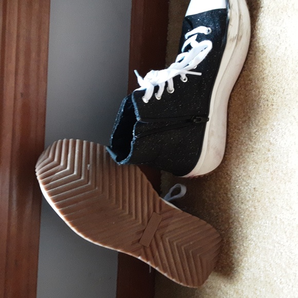 High Top Sneaker 5.5/7 (steve madden) - Picture 1 of 5